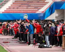 乐竟体育平台 - 嵩山金雕队对阵云贵雷霆队,冰球巡回赛爆冷,门将神扑救主——更衣室氛围正向